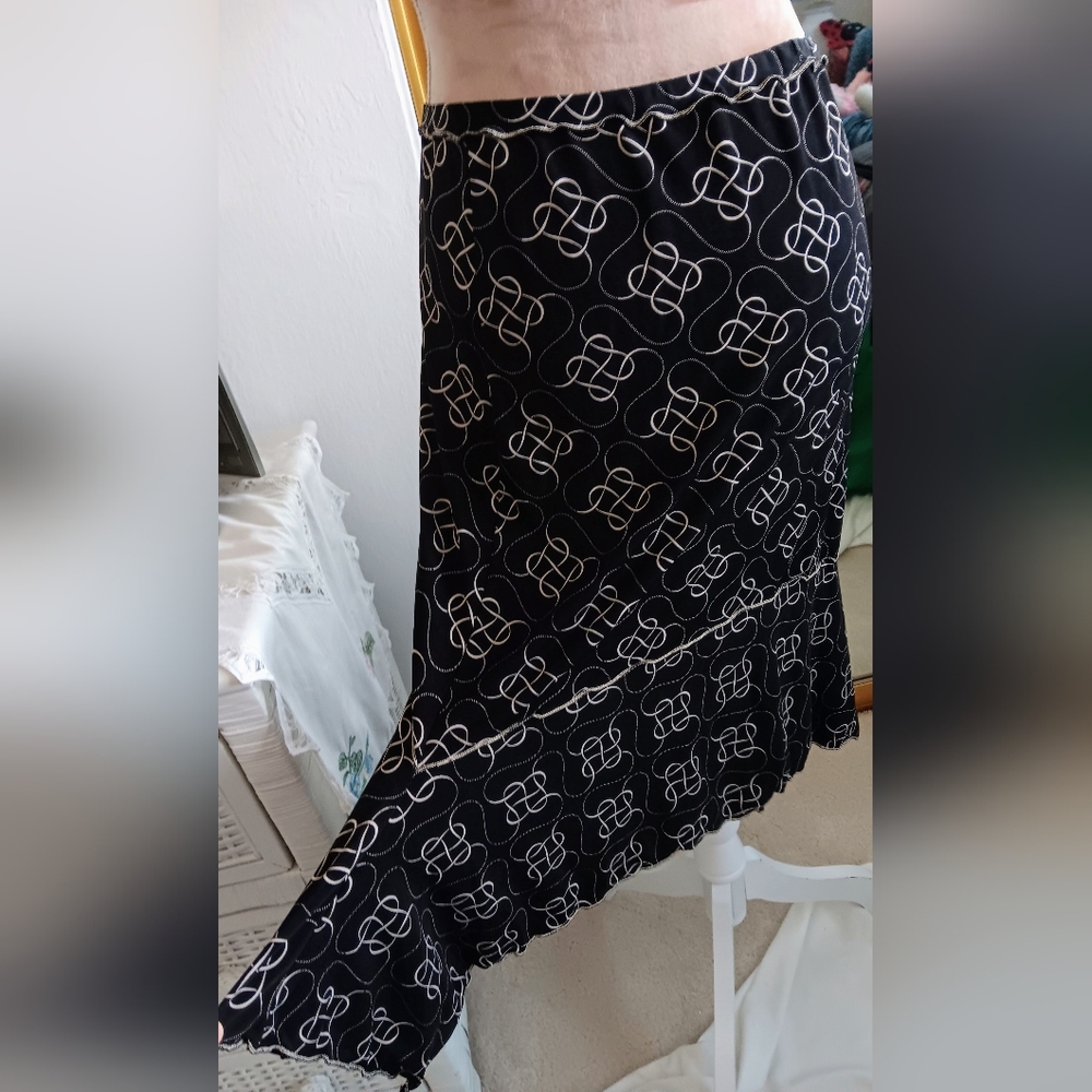 Max Studio-Black & White Geometric Print Asymetrical Hem Midi Skirt